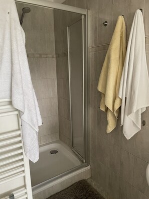 Douche, sĂšche-cheveux, serviettes fournies, papier toilette