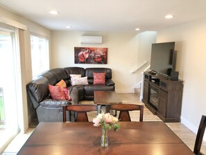 TV - Entire Semi-Detached Kirkland Townhome (Kirkland)