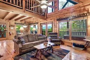 Smart TV, fireplace, video games - Amazing Mountain Views, Wood Burning FP, Hot Tub, Air Hockey, Arcade, King Beds (Sevierville)