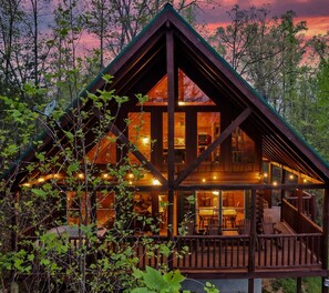 Exterior - Amazing Mountain Views, Wood Burning FP, Hot Tub, Air Hockey, Arcade, King Beds (Sevierville)