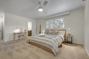 6 bedrooms, desk, iron/ironing board, travel crib