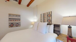 3 habitaciones, caja de seguridad en la habitación y escritorio 
