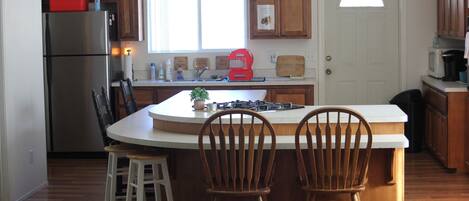 Geladeira, micro-ondas, fogão, cooktop