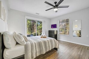 7 bedrooms, desk, iron/ironing board, travel cot