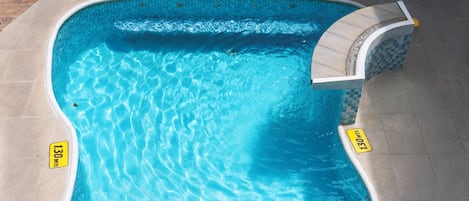 2 piscines extérieures
