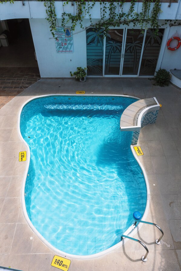 2 outdoor pools
