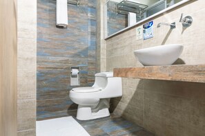 Double Room | Bathroom | Free toiletries, hair dryer, towels, soap
