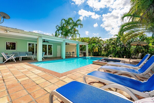 Outdoor pool, a heated pool - Miami Dream Home /Heated Pool / Jacuzzi /Fire Pit / BBQ Area. (Miami)