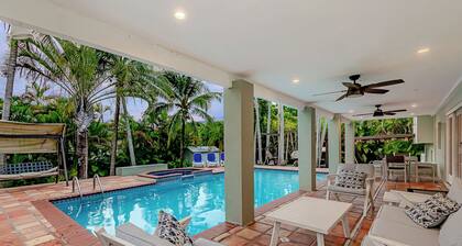 Miami Dream Home /Heated Pool / Jacuzzi /Fire Pit / BBQ Area.