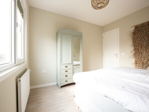 4 bedrooms, bed sheets - Cozy Vacation Home With a hot tub (Callantsoog)