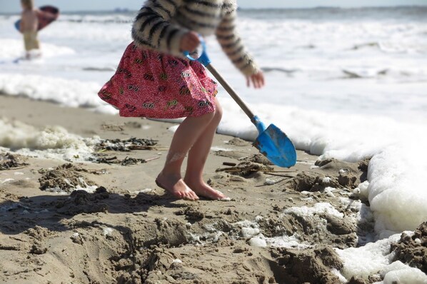 A sandy beach with a child playing. - Beach House Dishoek With Stunning Sea Views (Koudekerke)