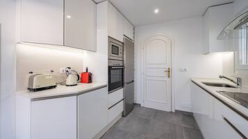 Frigorífico, microondas, horno y placa de cocina