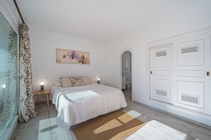 3 bedrooms, in-room safe, iron/ironing board, travel cot