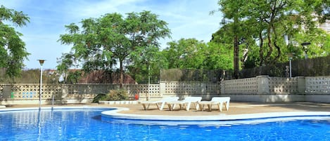 Una piscina al aire libre