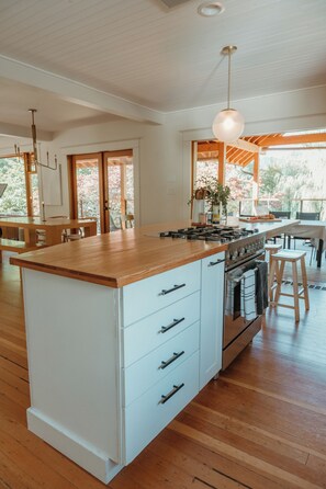 Fridge, microwave, oven, stovetop - Spacious 3BR with Mountain Views, Porch & Close to Lakeside & Downtown (Nelson)