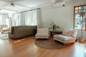 Älytelevisio, takka, kirjoja, tulostin