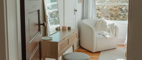 Smart TV, fireplace, books, printers