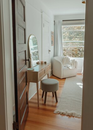 Älytelevisio, takka, kirjoja, tulostin