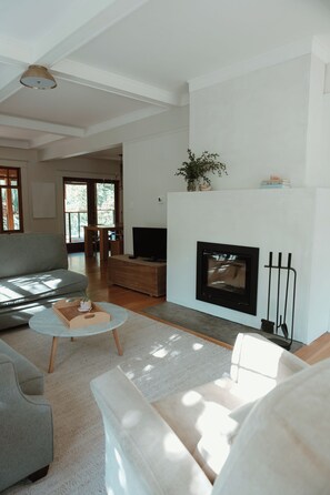 Smart TV, fireplace, books, printers - Spacious 3BR with Mountain Views, Porch & Close to Lakeside & Downtown (Nelson)