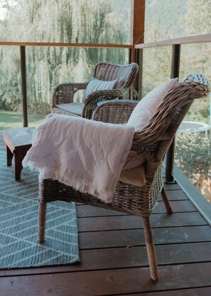 Property grounds - Spacious 3BR with Mountain Views, Porch & Close to Lakeside & Downtown (Nelson)