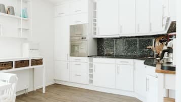 Biệt thự | Bếp riêng | Tủ lạnh, máy rửa bát
