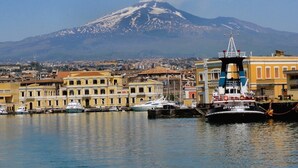 A harbor with a mountain in the background. - Belvilla by OYO Villa Trecastagni (Trecastagni)