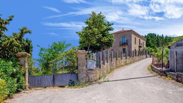 House | Meja sambut tetamu