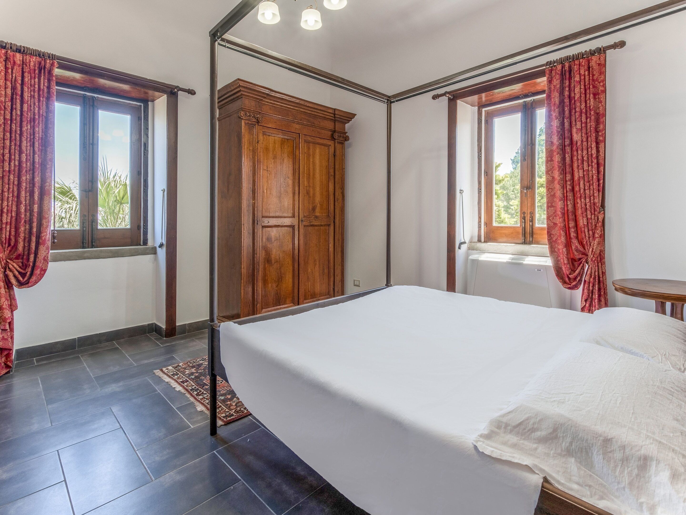 House | 5 bedrooms, individually furnished, bed sheets