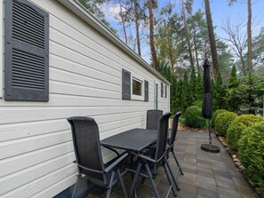 Chalet | Balcony - Beautiful Holiday Chalet in Emst With a Private Garden (Emst)