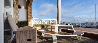 Spacious Flat With Views of the Harbour