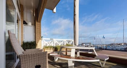 Spacious Flat With Views of the Harbour