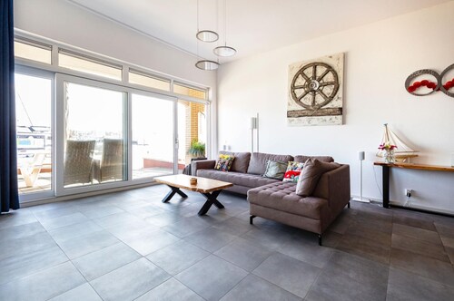 Spacious Flat With Views of the Harbour