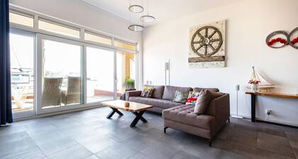 Spacious Flat With Views of the Harbour