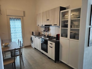 Villa | Cocina privada | Cafetera o tetera, hervidor eléctrico y trona infantil