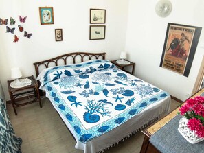 2 habitaciones, muebles diferentes y tabla de planchar con plancha 