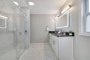 Een douche, een haardroger, handdoeken, zeep