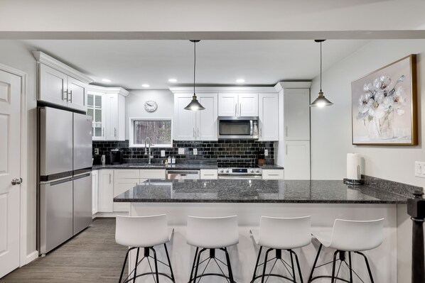 Jääkaappi, mikroaaltouuni, uuni, liesi