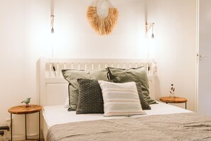 Bungalow | 3 bedrooms, individually furnished - Attractive Bungalow in Ouddorp With Garden (Ouddorp)