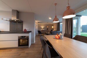 House | Dining - Villa in Colijnsplaat by the Sea & Sauna (Colijnsplaat)