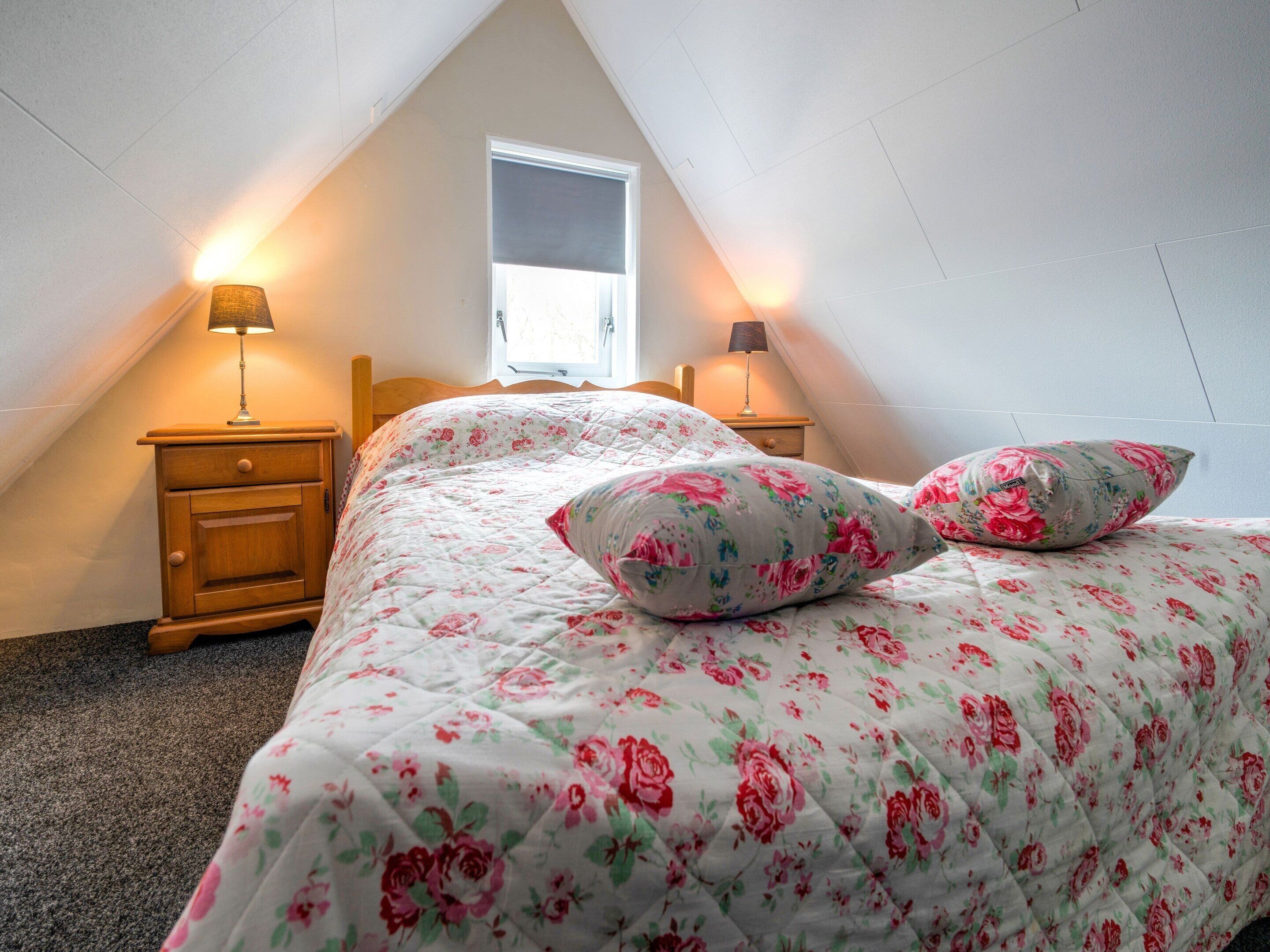 2 عدّة غرف نوم وطراز فريد لكل وحدة وملاءات أسرّة