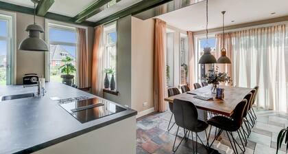 Stylish Farmhouse With Spa Tub