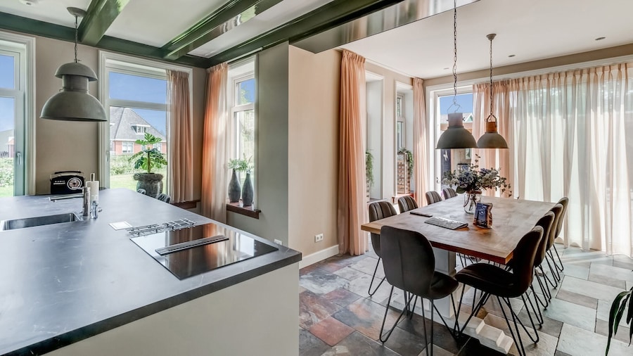 Stylish Farmhouse With Spa Tub