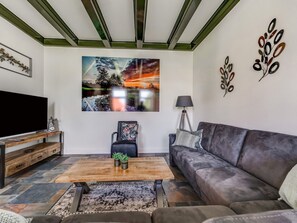 Living room - Stylish Farmhouse With Spa Tub (Kootstertille)