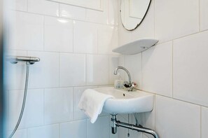 House | Bathroom | Shower, towels - Village House, Authentic, Modern Living Room, Courtyard (Ouddorp)