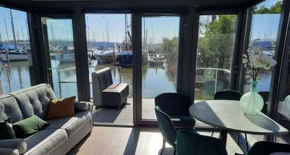 Waterfront Houseboat Near the Centre