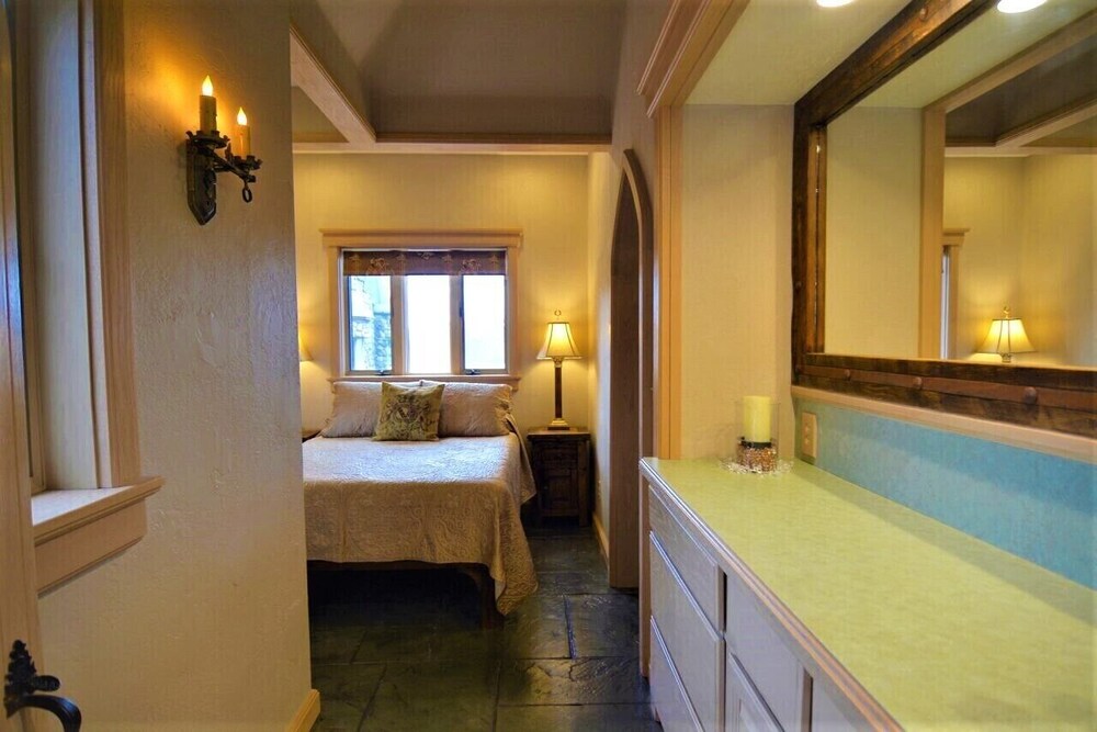 'The Castle Cottage' overlooking Lake Bolton Landing Vrbo