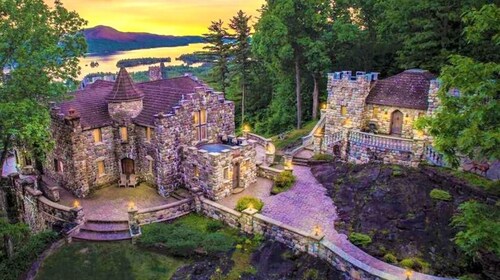 'The Castle Cottage' overlooking Lake George!