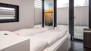 A modern hotel room with two beds, a large window, and a view of the outdoors. - Houseboat With Stunning Views (Offingawier)