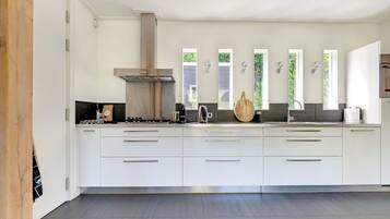 Huis | Privékeuken | Een koelkast, een vaatwasser, een kinderstoel