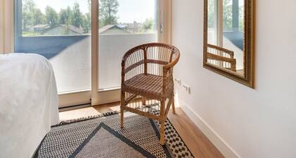Spacious and Stylish Family Home in Grou